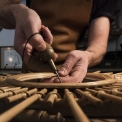 branche-handwerk-xs Eine Person arbeitete an einem Stück Holz