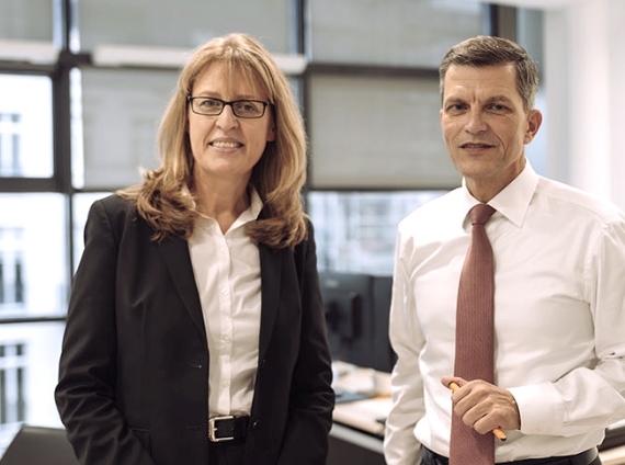 Portait Frau Müller und Lars Hansen im Büro