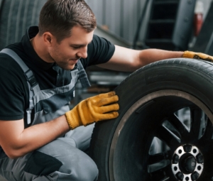 Mechaniker prüft einen Reifen