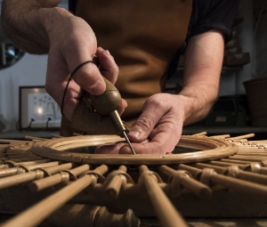 Eine Person arbeitete an einem Stück Holz