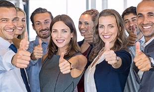 Gruppe von Mitarbeitern zeigen Daumen hoch