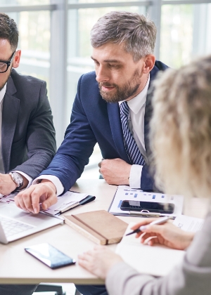 Gruppe von Mitarbeitern in einem Arbeitsgespräch