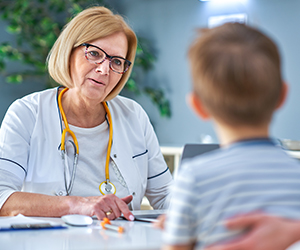 Kinderärztin im Beratungsgespräch